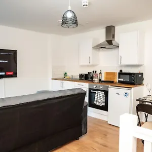 Apartment Corporate-friendly 2br In Leeds, Near Kirkstall Shopping Centre, Leeds (West Yorkshire)
